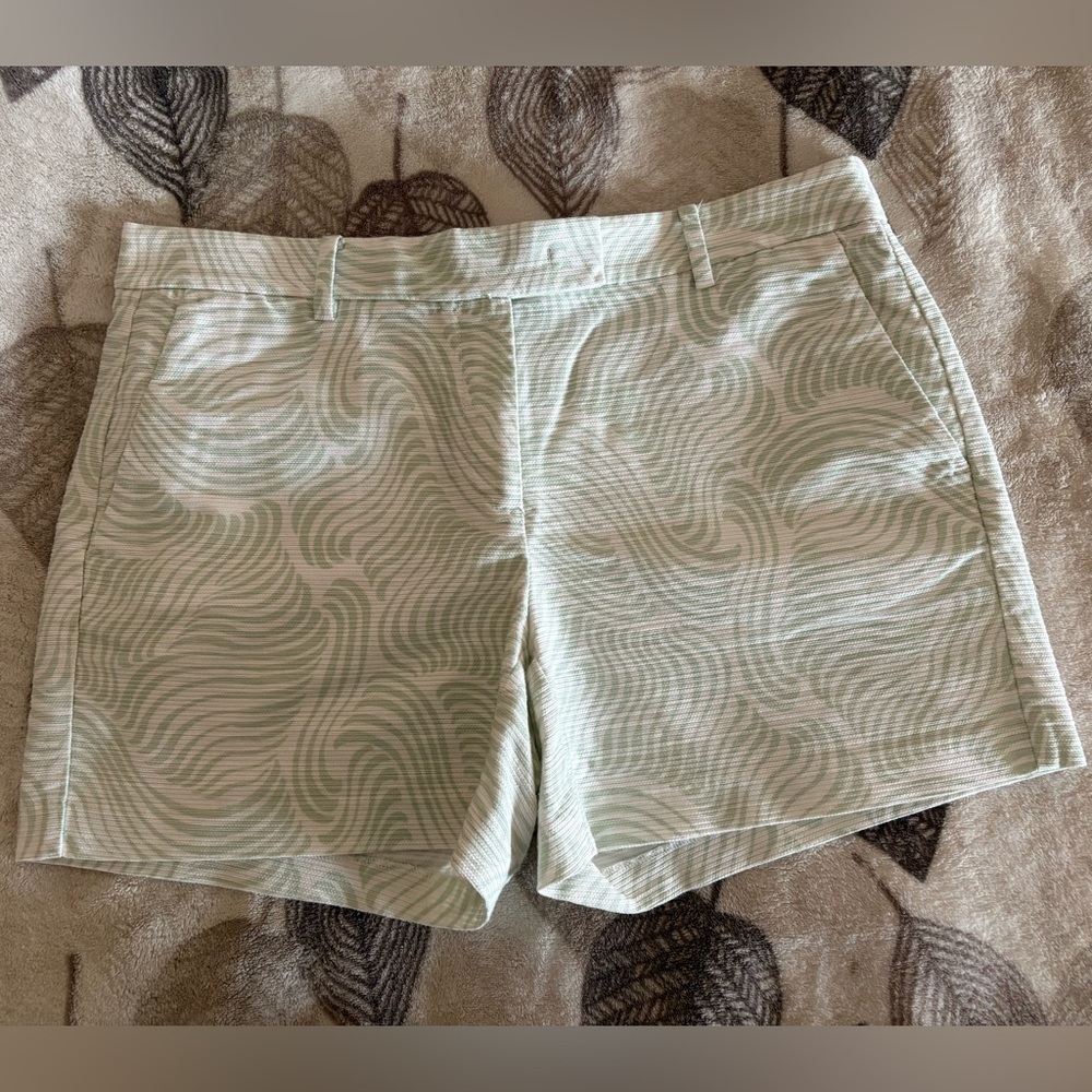 Ann Taylor Devin Fit City Shorts in Green/white swirl